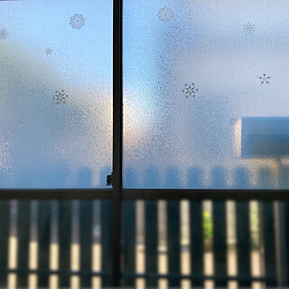 東側のサンルーム/ダイソーのクリアステッカー雪の結晶/ガラスフィルム貼ってます/サンルームの窓/何となくクリスマスっぽく…...などのインテリア実例 - 2021-12-13 18:35:02