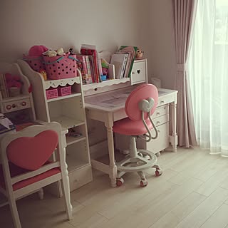 部屋全体/やっと片付けてくれた勉強机/ラグを探してます/ニトリのカーテン/プリンセス部屋...などのインテリア実例 - 2016-10-11 12:20:16