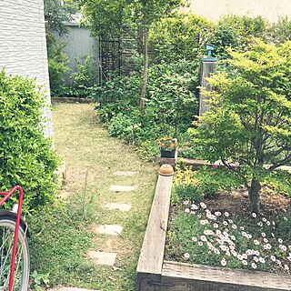 アーチフェンス/にわ/芝生の庭/赤い自転車/枕木花壇のインテリア実例 - 2017-05-18 17:07:06