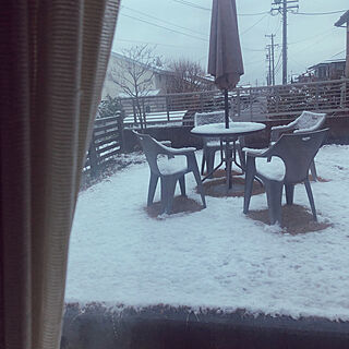 パラソル/ガーデンテーブル＆チェア/冬ですね(*´-`)/雪が積もりました/にわのある暮らし...などのインテリア実例 - 2021-11-28 08:05:23