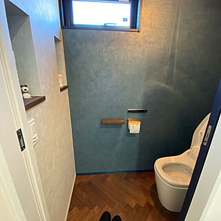 1F トイレ/バス/トイレ/ネイビー×ホワイト×ゴールド/ヘリンボーンの床/真鍮のインテリア実例 - 2022-05-07 06:38:32