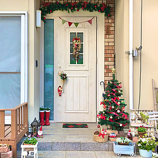 クリスマスツリー 玄関前のおしゃれなアレンジ 飾り方のインテリア実例 Roomclip ルームクリップ