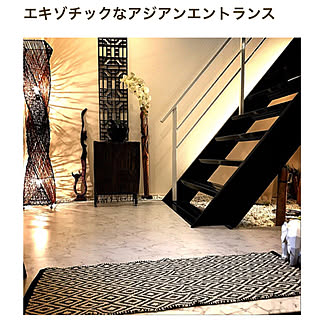 玄関/入り口/玄関ホール/胡蝶蘭フェイク/格子柄ウッドパネル/木彫りの人形...などのインテリア実例 - 2018-09-13 11:43:14