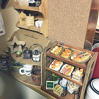 棚/パンのマグネット/センスなし/カフェっぽくにもしたい…無理だぁ〜/パン屋さん風棚...などのインテリア実例 - 2017-10-30 17:29:39