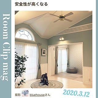 ブルーグレーの壁/RoomClip mag/ルームクリップマグ/勾配天井のリビング/輸入住宅...などのインテリア実例 - 2020-03-17 22:52:36