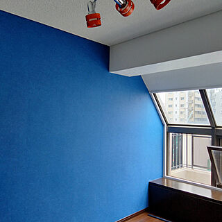 キッチン/アクセントクロスは青/白い壁紙は塗り壁風のインテリア実例 - 2022-10-13 16:36:03