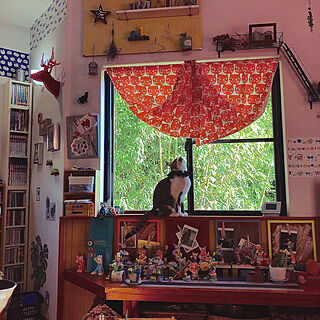 日向ぼっこの猫/紙粘土工作を飾る/ファイヤーエスケープ/IKEA猫柄カーテン/mayuさんのハウス...などのインテリア実例 - 2021-10-30 08:13:22