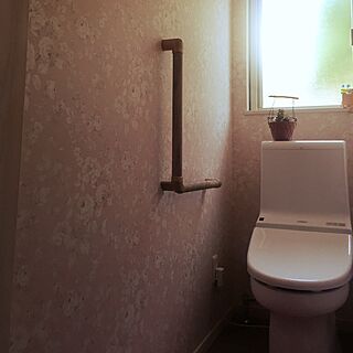 バス/トイレ/手すり/バラ柄の壁紙。/ピンクの壁/多肉植物のインテリア実例 - 2015-05-14 13:33:39