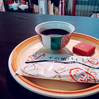 机/コーヒーの時間/ぐい呑みでコーヒーを飲む笑/頂き物のお菓子/ちょっと古い日本の食器...などのインテリア実例 - 2023-04-15 17:47:41