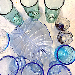 夏の終わり青い系は仕舞う/モンステラプラスチック容器/レトロなグリーンなコップ/ブルー系グラス/ガラス系のものたち。...などのインテリア実例 - 2022-09-08 18:45:11