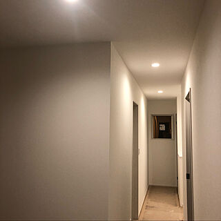 白い壁紙/白い壁/廊下に飾りたい/廊下/廊下の照明...などのインテリア実例 - 2021-08-25 21:25:34