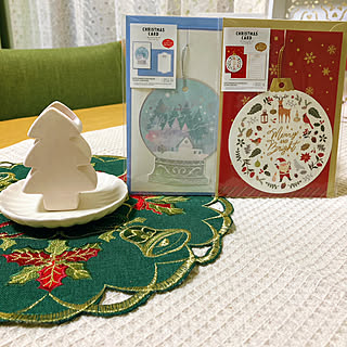 クリスマス柄刺繍の敷物/輸入雑貨屋さんで見つけたもの/セリアのもみの木型素焼き加湿ポット/クリスマス雑貨/プレゼント準備中...などのインテリア実例 - 2021-12-05 14:35:27