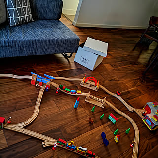 リビング/汽車のオモチャ/ウォルナットの床/木製おもちゃ/ACTUSソファーのインテリア実例 - 2021-05-05 12:05:24