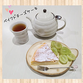 机/ベイクドチーズケーキ/ニューヨークチーズケーキ/みて頂きありがとうございます♡/いつもいいねありがとうございます♡...などのインテリア実例 - 2021-10-19 21:51:54