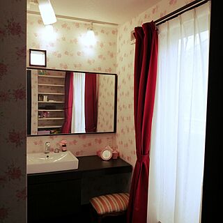 ベッド周り/バラ柄の壁紙。/鏡に写った棚が無惨。www/ニトリ/ダイソー...などのインテリア実例 - 2014-06-26 08:11:28