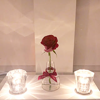 ホワイトインテリアに赤が映える/Cartier/カルティエ/薔薇一輪/薔薇...などのインテリア実例 - 2019-11-28 22:33:58