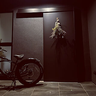 自転車オブジェ/引き戸玄関/黒いドア/グレーの家/グレーの壁...などのインテリア実例 - 2023-03-11 18:44:46