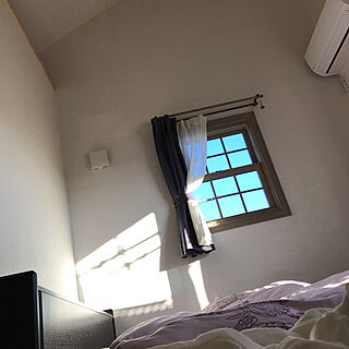 ベッド周り/寝室/吹き抜け天井/グレー/格子窓...などのインテリア実例 - 2017-12-02 15:22:24
