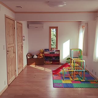 部屋全体/窓から見える緑/スウェーデンハウス /子ども部屋 男の子/子ども部屋のインテリア実例 - 2016-12-21 14:47:57