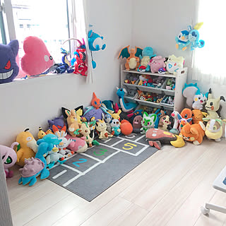 部屋全体/家族でポケモン好き/荒れ果てた子供部屋/やったらやりっぱなし/片付けで1日終わる...などのインテリア実例 - 2023-09-22 22:23:34