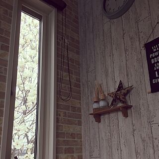 壁/天井/セリアの棚/れんが壁紙/寝室の窓辺のインテリア実例 - 2016-04-28 13:52:40