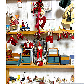 棚/ミニチュアサンタの赤い毛糸の洋服/ハートとスパイスの飾り物/ドイツクリスマスマーケットのお土産/クリスマス...などのインテリア実例 - 2023-11-29 03:43:03