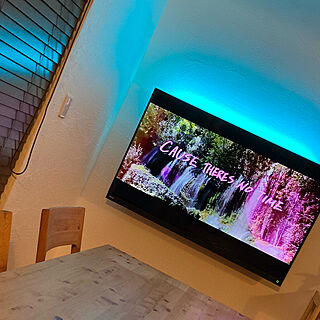 壁掛けテレビ/漆喰の壁/檜ダイニングテーブル/LEDテープライトのインテリア実例 - 2021-08-11 19:59:52