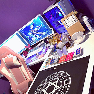 ピンクの椅子/紫の壁紙/紫/白い机/机...などのインテリア実例 - 2022-01-05 02:55:39