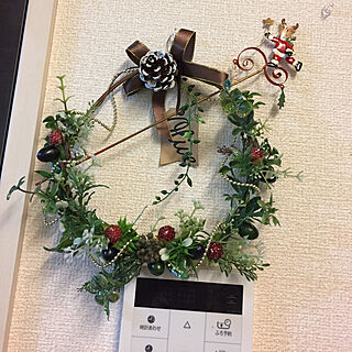 壁/天井/片付けスイッチON/リボン赤に変更したいね！/ラメと！クリスマスバージョン赤や！/自然リースしたょ（՞ټ՞☝...などのインテリア実例 - 2017-11-12 23:46:26