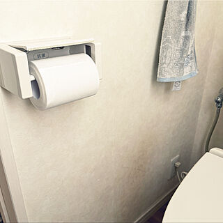 汚い壁紙…/壊れたホルダー/記録用☺︎/トイレの壁DIY/トイレの壁...などのインテリア実例 - 2023-02-11 07:35:22