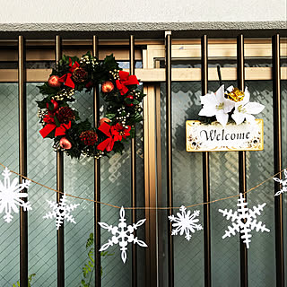 玄関/入り口/マンション北側玄関横の窓の外に飾る/ミンネで購入/yotti さんの作 雪の結晶ガーランド/RCの出会いに感謝♡...などのインテリア実例 - 2017-12-22 12:00:43