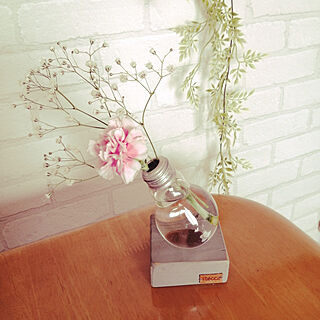 机/植物のある暮らし/花瓶のお花/電球花瓶/雑貨大好き♡...などのインテリア実例 - 2021-03-21 22:05:34