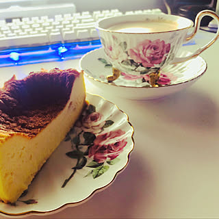 リビング/チーズケーキ/ホットケーキ/薔薇のカップ&ソーサー/カップ＆ソーサー...などのインテリア実例 - 2023-12-04 00:51:09