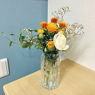 白バラ/紅花/ピュアフラワー/花瓶のお花/切り花...などのインテリア実例 - 2022-05-15 23:30:25
