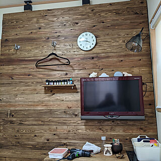 ベッド周り/時計/寝室/板壁DIY/杉板...などのインテリア実例 - 2022-04-04 07:10:10
