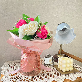 DAISO商品とソックリさん⤵︎/ピンク色のガラスの花瓶だよん。/娘ちゃんからのプレゼント☆/３年前にお誕生日で貰ったソープフラワー/花びん...などのインテリア実例 - 2021-06-23 09:13:55