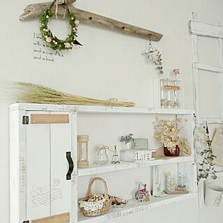 白の手作り飾り棚