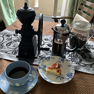 yumi katsuraのケーキ皿/ウェッジウッドのティーカップ&ソーサー/フレンチプレスコーヒー/コーヒーミル/バスクチーズケーキ♡...などのインテリア実例 - 2020-07-03 09:27:22