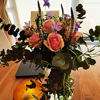 フラワーアレンジメント/フラワー/ダイニングテーブルの上/ユーカリ/お花を飾る...などのインテリア実例 - 2021-05-07 21:23:22