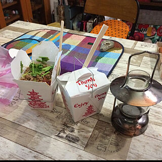 キッチンカーの台湾ビーフン/さをり織りのランチョンマット/カインズのランプ/テーブルにリメイクシート貼ってます/机のインテリア実例 - 2021-10-10 22:52:45