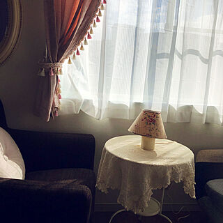 IKEAのソファー/ローラアシュレイの鏡/ローラアシュレイのベッド/ニトリのカーテン/ベッド周りのインテリア実例 - 2020-03-06 11:06:47