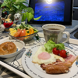 キッチン/ピーターラビットのカレンダーリメイク/ベランダで採れたミニトマト/今日の朝ごはん(๑´ڡ`๑)/ピーターラビット...などのインテリア実例 - 2024-02-17 09:26:50