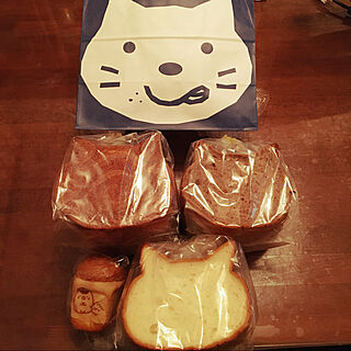 並ばずに買えた/ねこ食パン/インテリアじゃなくてすみません/まだまだ初心者…/机のインテリア実例 - 2020-11-30 01:42:16