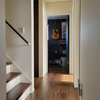 部屋全体/ギター壁掛け/棚DIY/二階廊下/ハンバーガー...などのインテリア実例 - 2022-04-10 08:39:23