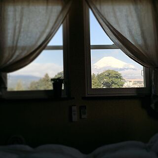 ベッド周り/富士山が見える部屋/借景/画像が暗くてすみません/リネンのカーテンのインテリア実例 - 2016-03-08 09:51:16
