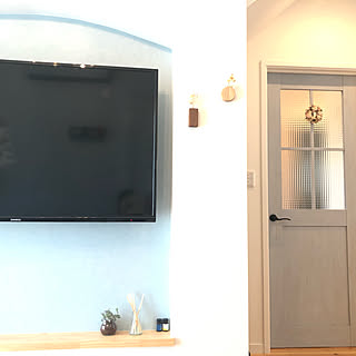 水色のドア/水色の壁紙/壁掛けテレビ/リビングのインテリア実例 - 2020-09-24 11:28:18