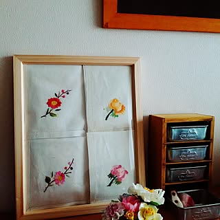 棚/刺繍のハンカチ/セリア/A6サイズの額/母からお下がり...などのインテリア実例 - 2016-05-17 15:02:58