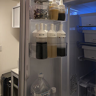 100均 SHARPの冷蔵庫の商品を使ったおしゃれなインテリア実例