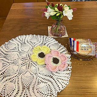 庭の花を飾る/aikkoさんありがとう/セリアの花瓶/aikkoさんの編み編み/ラスク...などのインテリア実例 - 2022-04-16 20:57:49