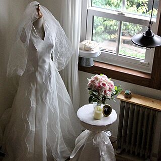ウェディングドレス飾りました/結婚記念日のお花/約20年前のドレス/リングクッション/古いものが好き...などのインテリア実例 - 2021-05-21 21:01:30